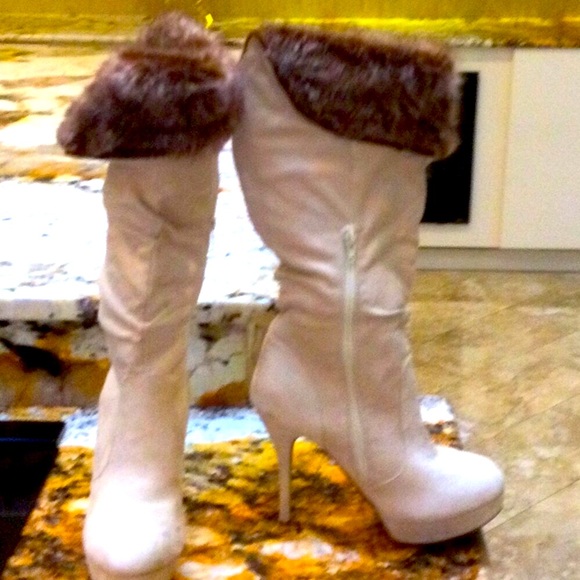 - Rue 21 XL 10 cream colored boots with fur trim fits like an eight - Picture 2 of 3